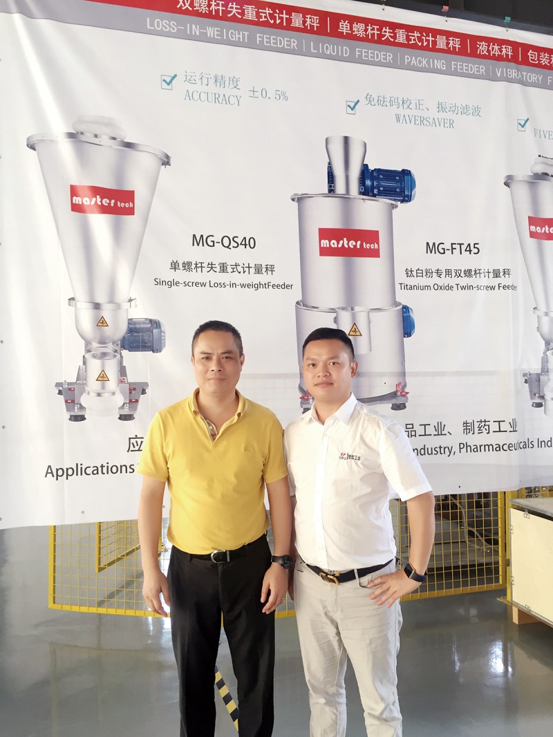 廣州鑫電子控設備有限公司總經理韋敏(左)