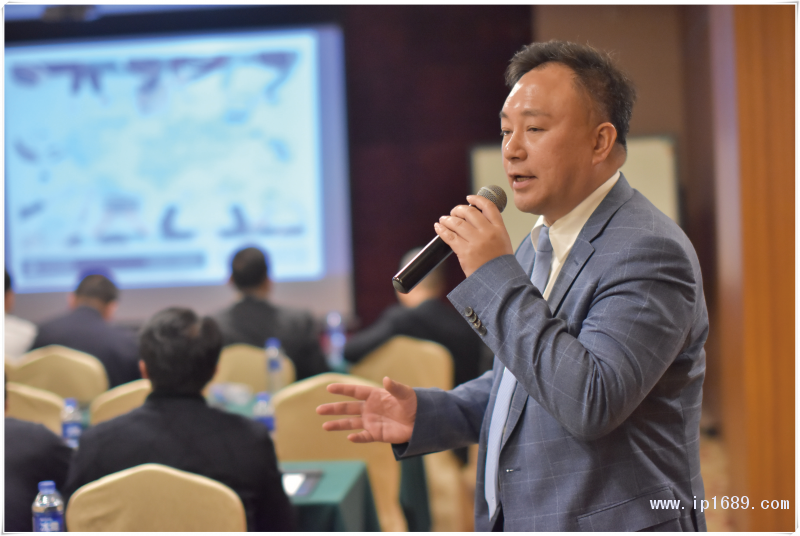 順德考特斯CEO陳俊添先生（圖一）與考特斯德國總部銷售總監(jiān)Alain-Cappelle（圖二）致歡迎辭及作公司介紹：擁有80多年歷史的考特斯是全球第一家生產(chǎn)商用擠出吹塑成型機的制造商，也是世界最大的擠出吹塑成型機械設(shè)備供應(yīng)商之一。-(1)