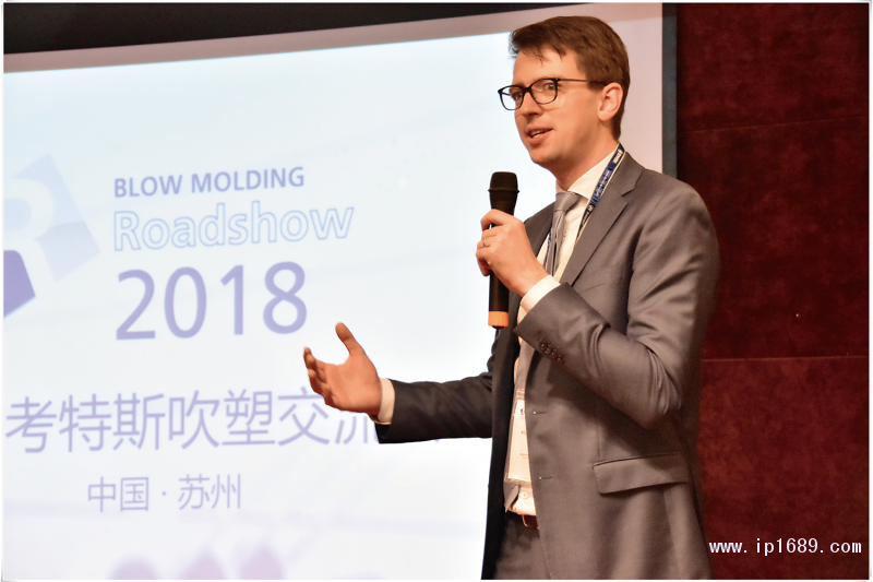 順德考特斯CEO陳俊添先生（圖一）與考特斯德國總部銷售總監(jiān)Alain-Cappelle（圖二）致歡迎辭及作公司介紹：擁有80多年歷史的考特斯是全球第一家生產(chǎn)商用擠出吹塑成型機的制造商，也是世界最大的擠出吹塑成型機械設(shè)備供應(yīng)商之一。-(2)