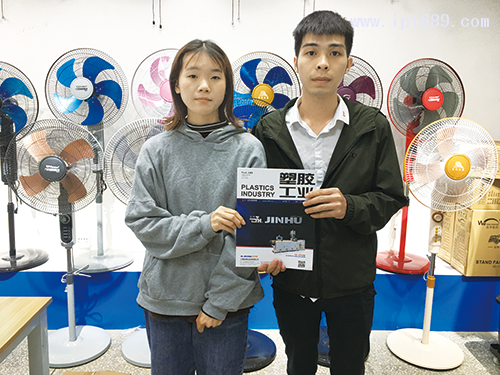 紹特家用電器有限公司總經理助理莫小姐(左)