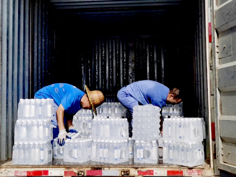 捐贈(zèng)涵蓋礦泉水、食用油、八寶粥、衣服等物資-拷貝
